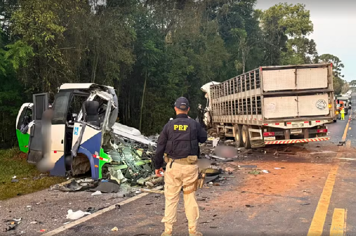 Acidente entre ônibus e carreta deixa 22 mortos e quarto feridos no Paraná