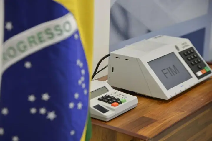 Propaganda eleitoral nas ruas e na internet começou neste domingo (16)