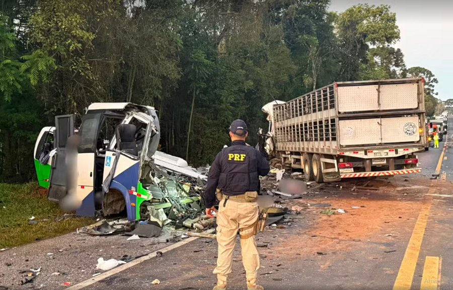 Acidente entre ônibus e carreta deixa 22 mortos e quarto feridos no Paraná